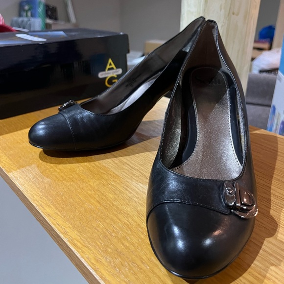 SOFFT leather court shoe 👠 patent leather US 10m - Picture 3 of 9